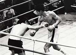 ボクシング 前日本チャンピオンに勝利